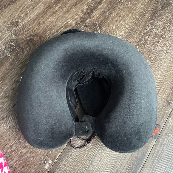 Bundle of 2 Travel Neck Pillows and 2 Inflatable Foot Rest - Picture 4 of 15